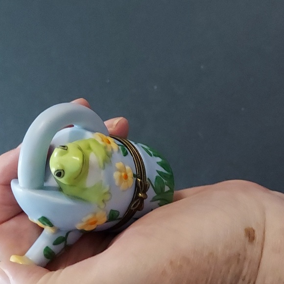 Water Bucket w/Frog Trinket Box. 2 1/2in.Hx2 1/2in.W.Pre-Owned,Multicolors. - Picture 5 of 5